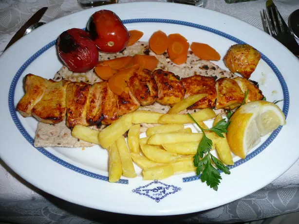 Foto von Persisches Jujeh Kabab – Goldgelbes Safran-Hähnchen vom Grill – fertig angerichtet