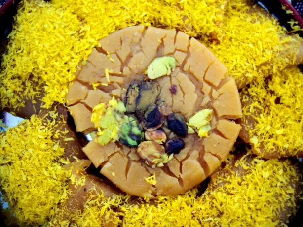Foto von Persisches Safran-Toffee (Sohan-e Qom) – fertig angerichtet