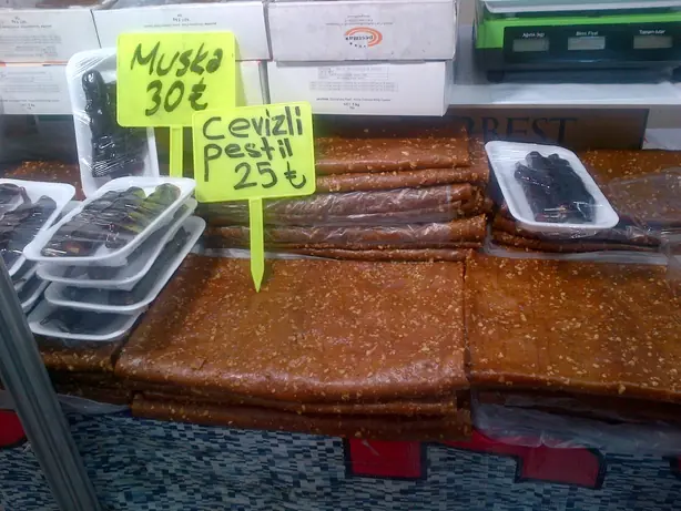 Foto von Pestil (Traditionelles Fruchtleder) – fertig angerichtet