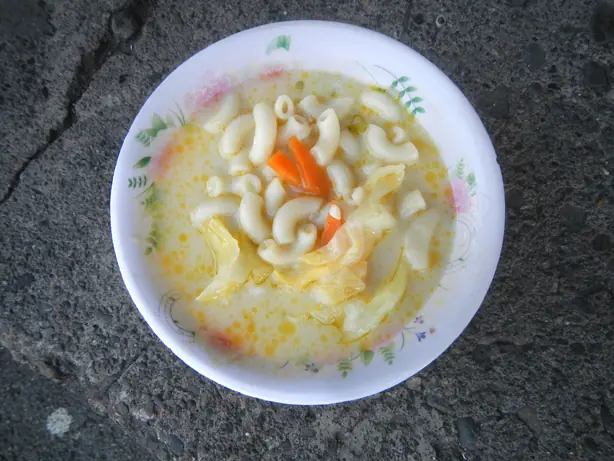 Foto von Philippinische Sopas (Cremige Makkaroni-Hühnersuppe) – fertig angerichtet