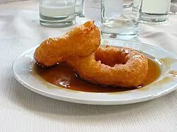 Foto von Picarones (Peruanische Kürbis-Süßkartoffel-Krapfen) – fertig angerichtet