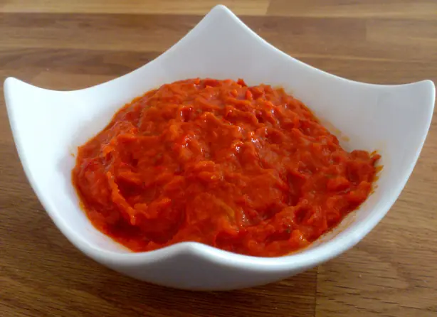 Foto von Pinđur (Balkan-Paprika-Relish) – fertig angerichtet