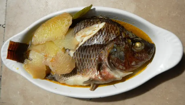 Foto von Pinangat na Isda (Philippinischer saurer Fischeintopf) – fertig angerichtet