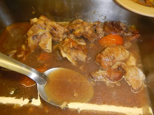 Foto von Pinatisan – Philippinisches Schmorgericht in Fischsauce – fertig angerichtet