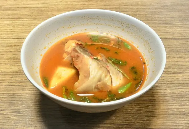 Foto von Pindang Ikan (Indonesische süß-saure Fischsuppe) – fertig angerichtet