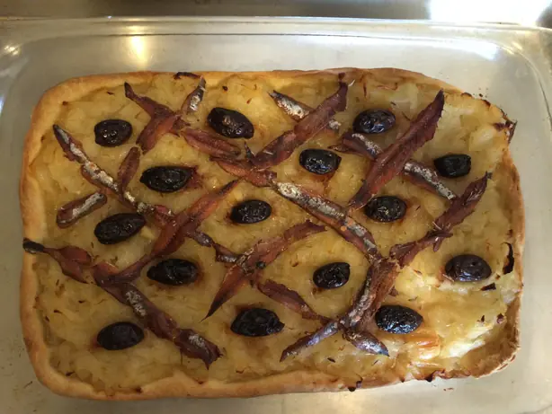 Foto von Pissaladière (Provenzalischer Zwiebelkuchen) – fertig angerichtet