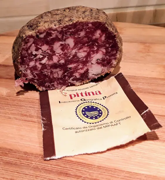 Foto von Pitina (Friulische Rauchfleischbällchen) – fertig angerichtet