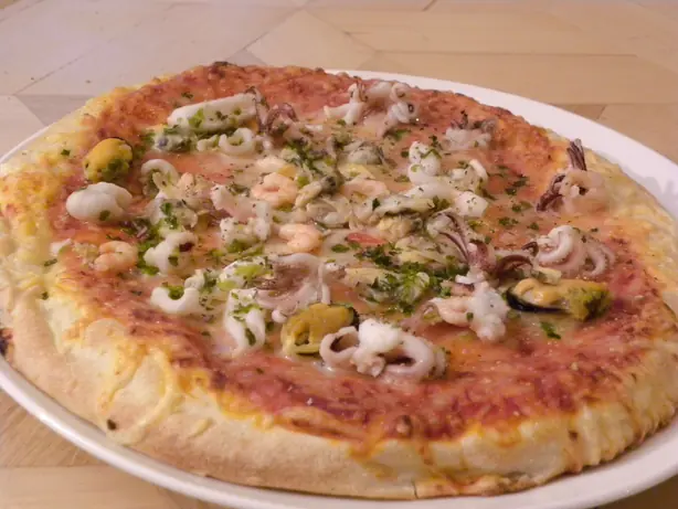 Foto von Pizza ai frutti di mare (Italienische Meeresfrüchte-Pizza) – fertig angerichtet