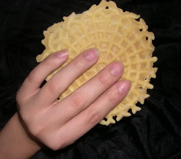 Foto von Pizzelle (Traditionelle italienische Waffelkekse) – fertig angerichtet