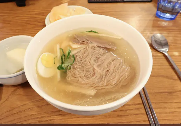 Foto von Pjöngjang Naengmyeon (Nordkoreanische kalte Buchweizennudeln) – fertig angerichtet