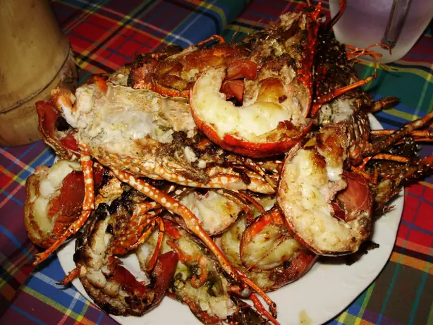 Foto von Plateau de fruits de mer (Französische Meeresfrüchteplatte) – fertig angerichtet