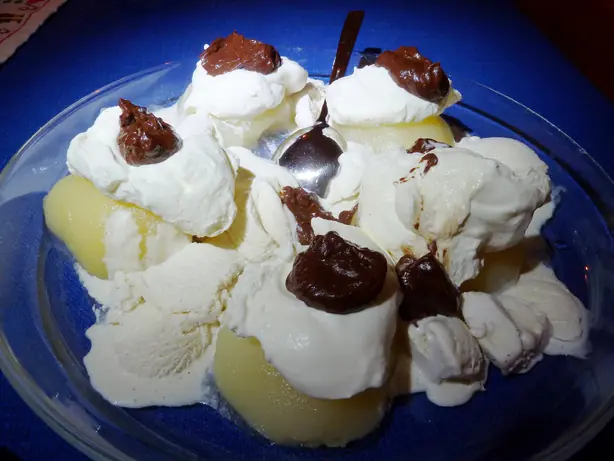 Foto von Poire belle Hélène (Klassische Birne Helene) – fertig angerichtet