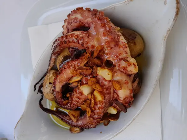 Foto von Polvo à Lagareiro (Oktopus nach Müller-Art) – fertig angerichtet