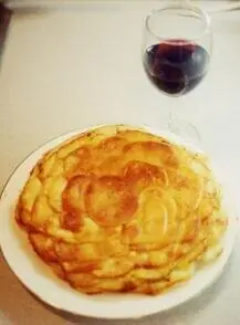 Foto von Pommes Anna (Klassischer französischer Kartoffelkuchen) – fertig angerichtet