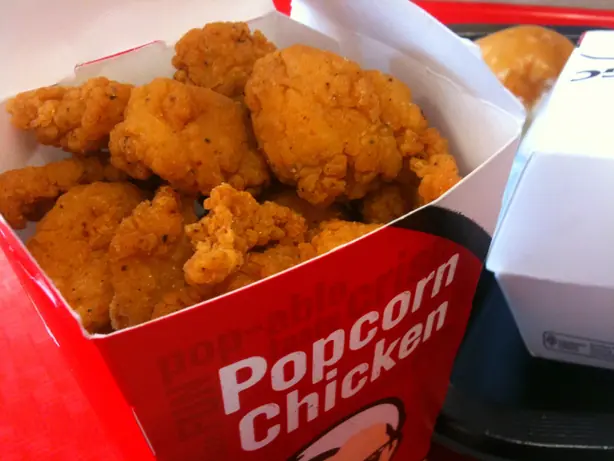 Foto von Popcorn Chicken wie vom KFC – fertig angerichtet