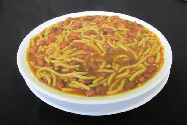 Foto von Porotos con rienda (Chilenischer Bohneneintopf mit Spaghetti) – fertig angerichtet