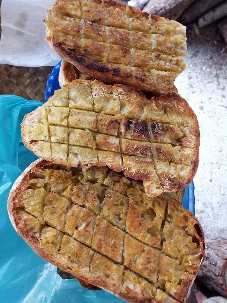 Foto von Portugiesisches Torricado (Geröstetes Knoblauchbrot) – fertig angerichtet