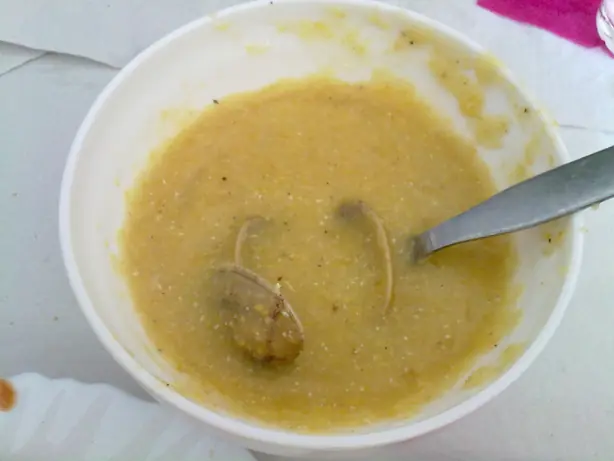 Foto von Portugiesisches Xarém (Maisbrei mit Venusmuscheln) – fertig angerichtet