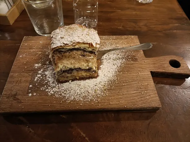 Foto von Prekmurska Gibanica (Slowenischer Vier-Füllungen-Kuchen) – fertig angerichtet