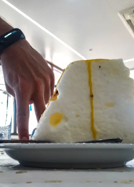 Foto von Pudim Molotov - Der portugiesische Wolkenkuchen aus Eischnee – fertig angerichtet