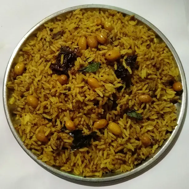 Foto von Puliyodarai (Südindischer Tamarinden-Reis) – fertig angerichtet