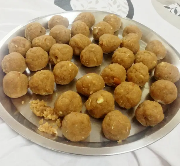 Foto von Punjabi Pinni - Traditionelle indische Energiebällchen – fertig angerichtet