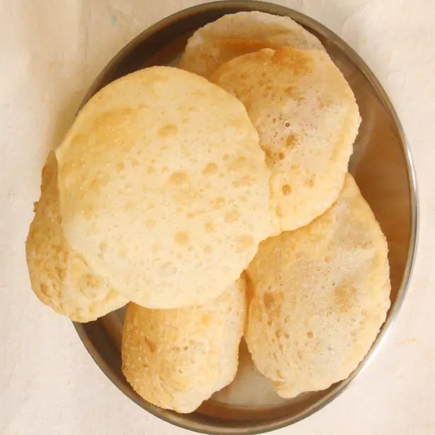 Foto von Puri - Indisches frittiertes Fladenbrot – fertig angerichtet