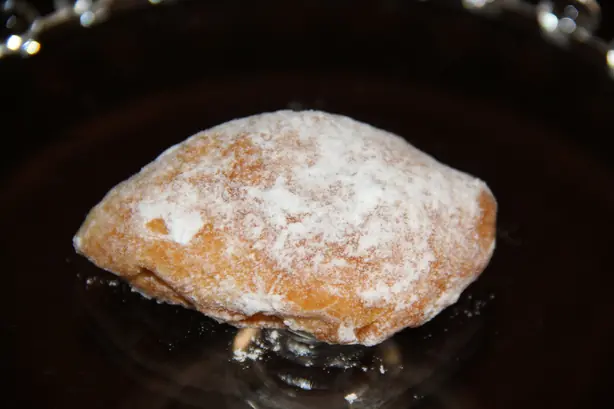 Foto von Qottab (Persische Mandeltaschen) – fertig angerichtet