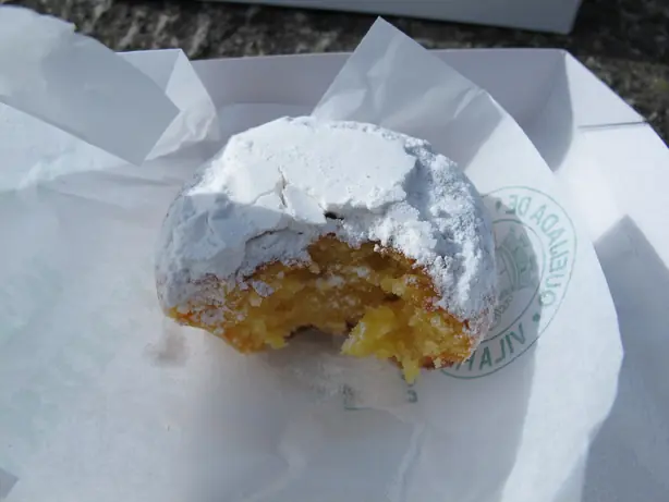 Foto von Queijadas de Sintra (Portugiesische Käsetörtchen) – fertig angerichtet