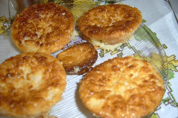 Foto von Queijadinha – Brasilianische Kokos-Käse-Törtchen – fertig angerichtet