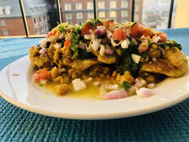 Foto von Ragda Pattice (Indischer Erbseneintopf mit Kartoffelplätzchen) – fertig angerichtet