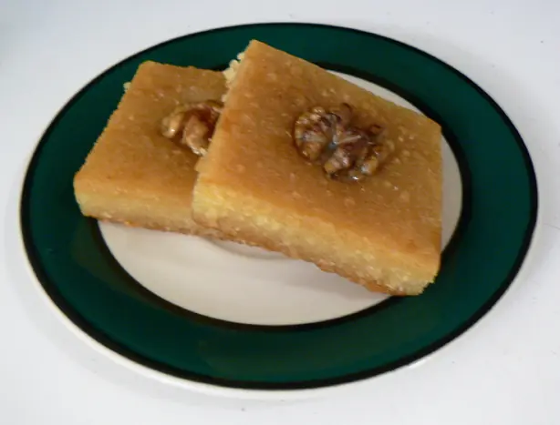 Foto von Revani (Türkischer Grießkuchen in Sirup) – fertig angerichtet