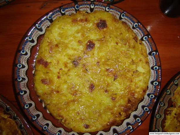 Foto von Rhodopen-Patatnik (Bulgarischer Kartoffelkuchen) – fertig angerichtet