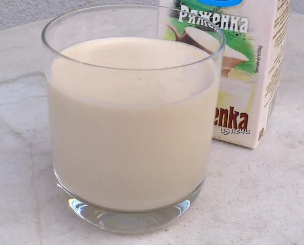 Foto von Rjaschenka (Ryazhenka) - Traditionelle Karamellmilch – fertig angerichtet