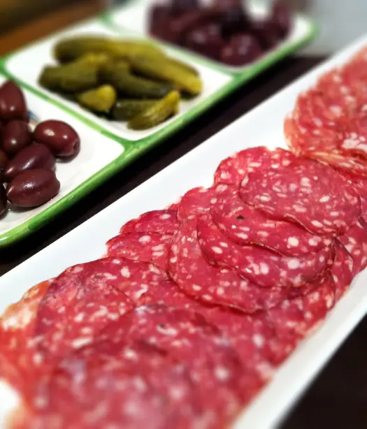 Foto von Rosette de Lyon (Traditionelle Französische Salami) – fertig angerichtet