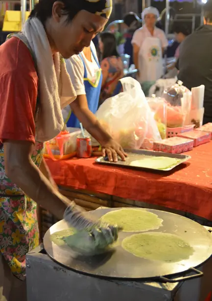 Foto von Roti Sai Mai (Thailändische Zuckerwatte-Crêpes) – fertig angerichtet