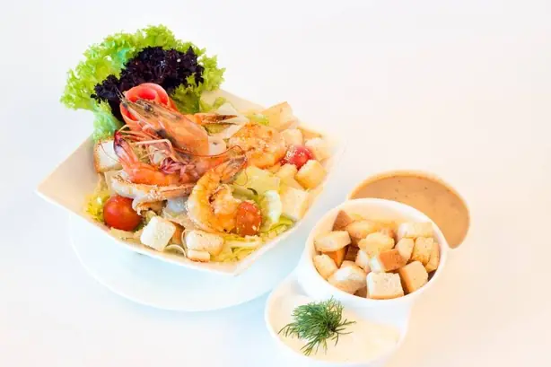 Foto von Rubiyan-Salat (Arabischer Garnelensalat) – fertig angerichtet