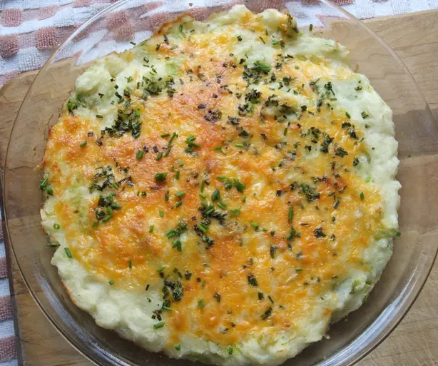 Foto von Rumbledethumps (Schottischer Kartoffel-Kohl-Auflauf) – fertig angerichtet