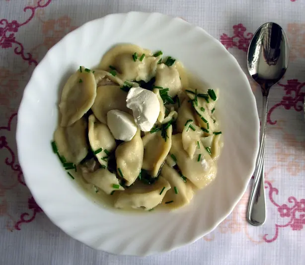Foto von Russische Pelmeni (Sibirische Teigtaschen) – fertig angerichtet
