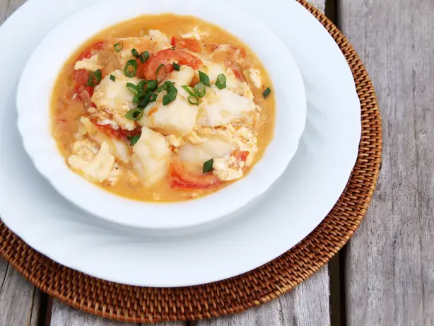 Foto von Sarsiado (Sarsiadong Isda) – Philippinischer Fisch in Tomaten-Ei-Sauce – fertig angerichtet