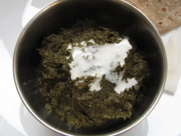 Foto von Sarson da Saag (Traditioneller indischer Senfkohl-Eintopf) – fertig angerichtet