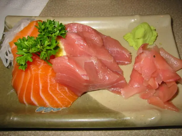 Foto von Sashimi – Traditionelles japanisches Fisch-Filet – fertig angerichtet