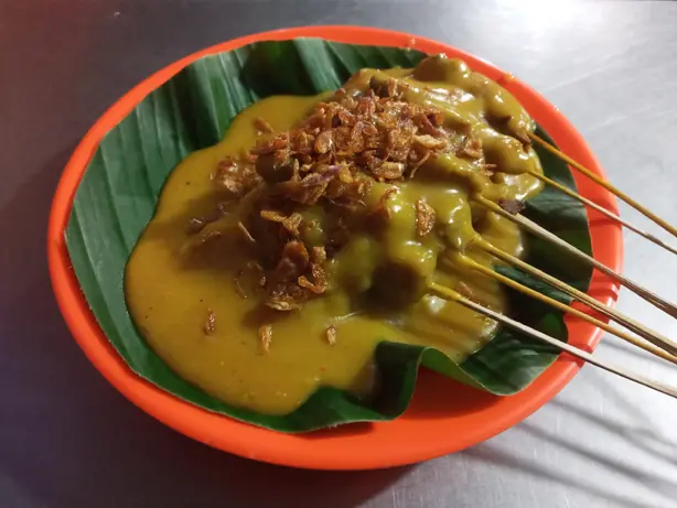 Foto von Sate Padang (Indonesische Rinderspieße mit würziger Sauce) – fertig angerichtet
