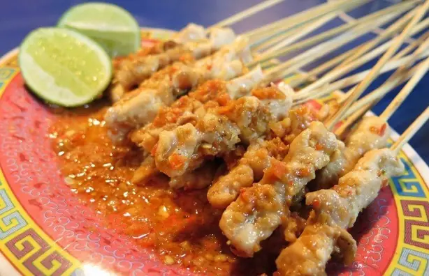 Foto von Sate Taichan (Indonesisches Hähnchen-Satay mit Sambal) – fertig angerichtet