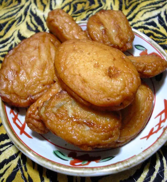 Foto von Satsuma-age (Japanische frittierte Fischkuchen) – fertig angerichtet