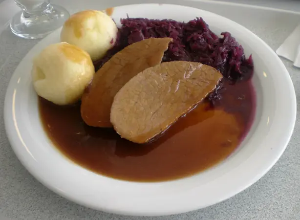 Foto von Sauce Bourguignonne (Französische Burgunder-Sauce) – fertig angerichtet