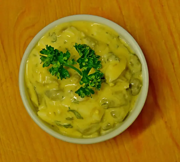 Foto von Sauce gribiche (Klassische französische Eiersauce) – fertig angerichtet