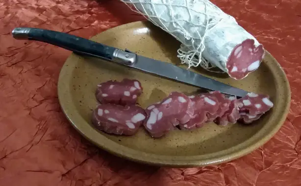 Foto von Saucisson de Lyon (Traditionelle Lyoner Dauerwurst) – fertig angerichtet