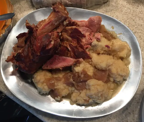 Foto von Schnitz un Knepp (Pennsylvania Dutch Schinken mit Äpfeln und Knödeln) – fertig angerichtet