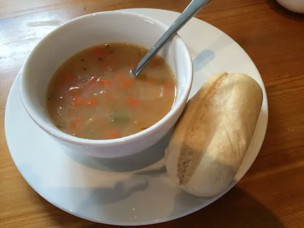 Foto von Schottische Graupensuppe (Scotch Broth) – fertig angerichtet